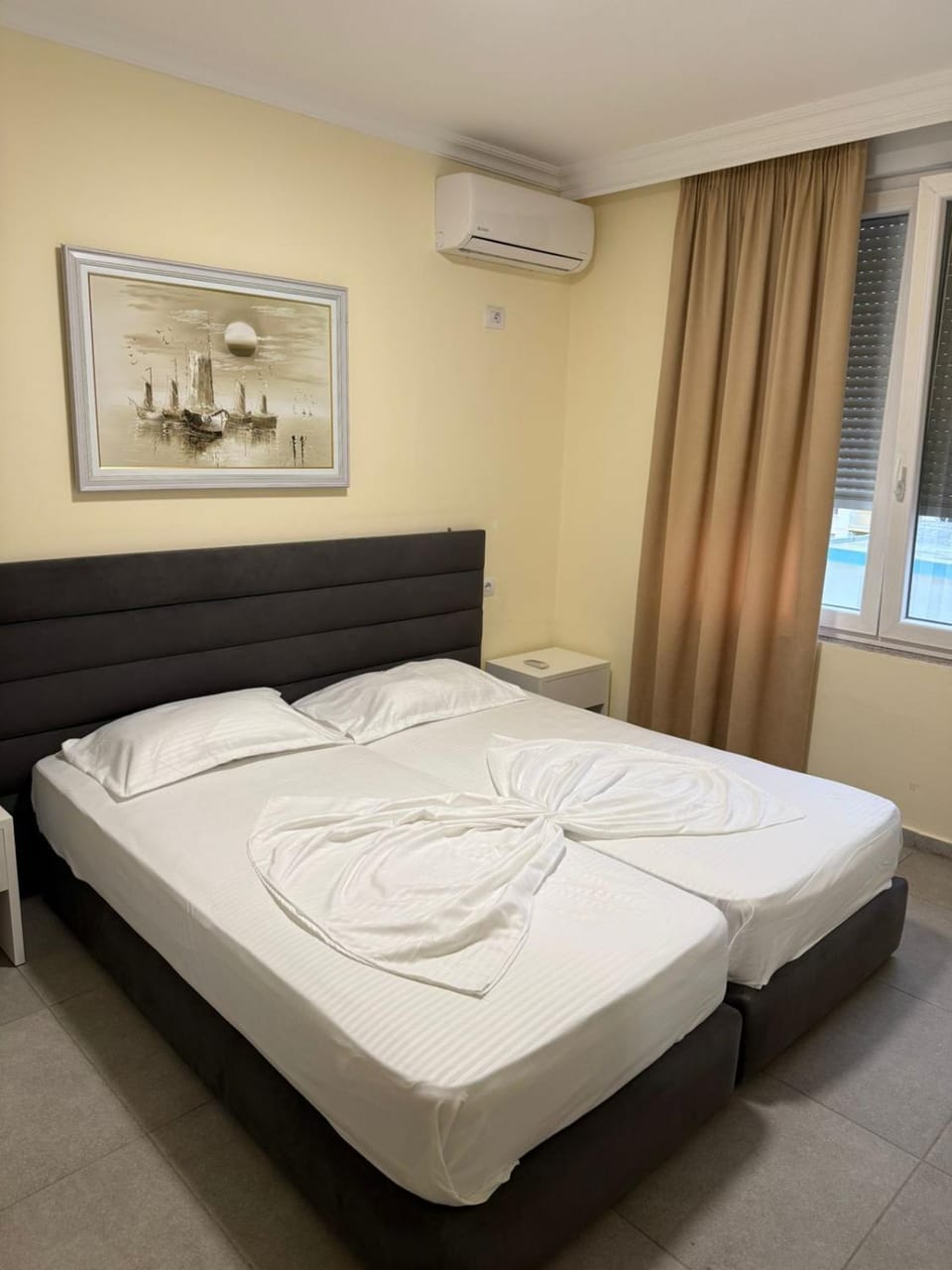 Photo of the whole room, air conditioner