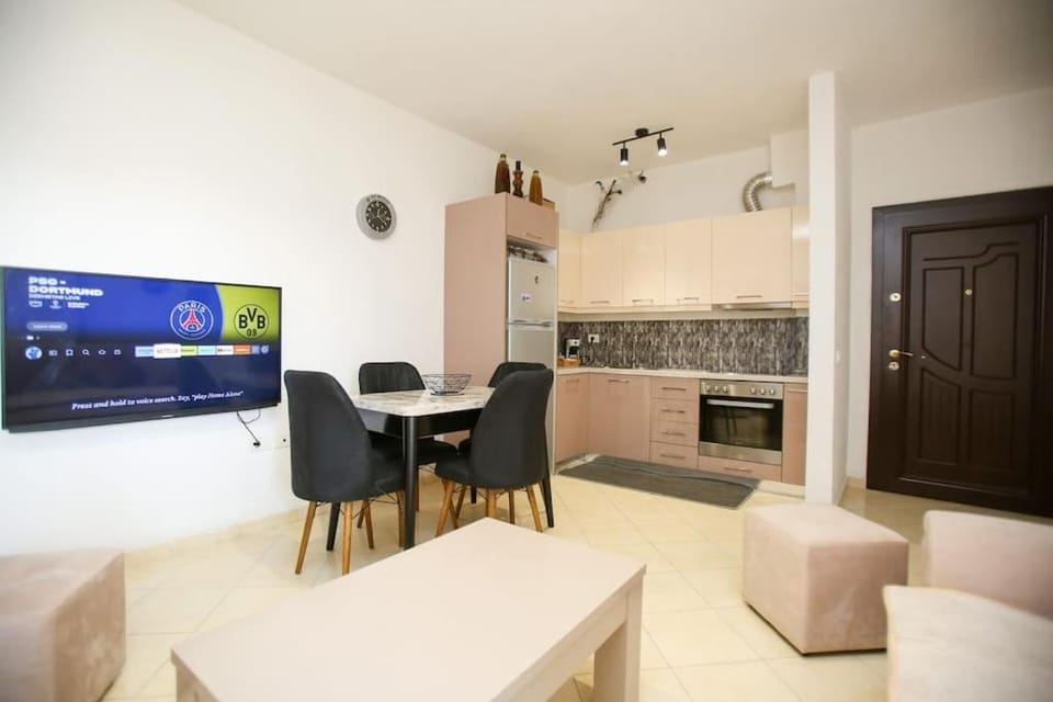 Communal lounge/ TV room, TV and multimedia, Kitchen or kitchenette, Living room, Seating area, Dining area