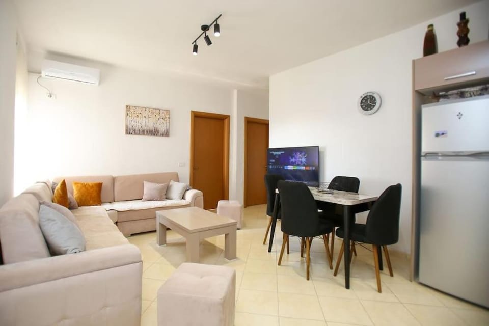 TV and multimedia, Living room, Seating area, Dining area, air conditioner
