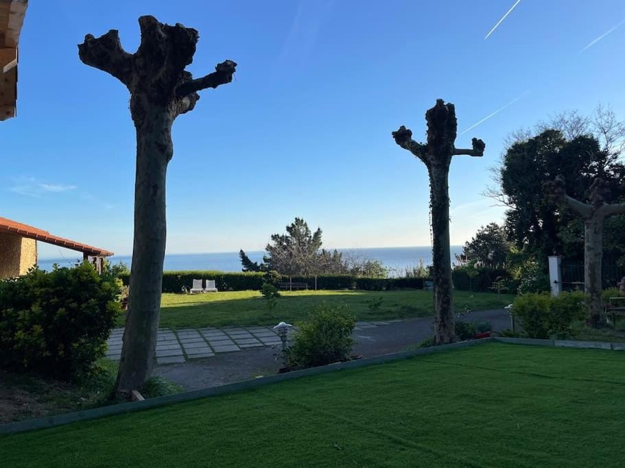 Monte y playa junto al mar House in Basque Country