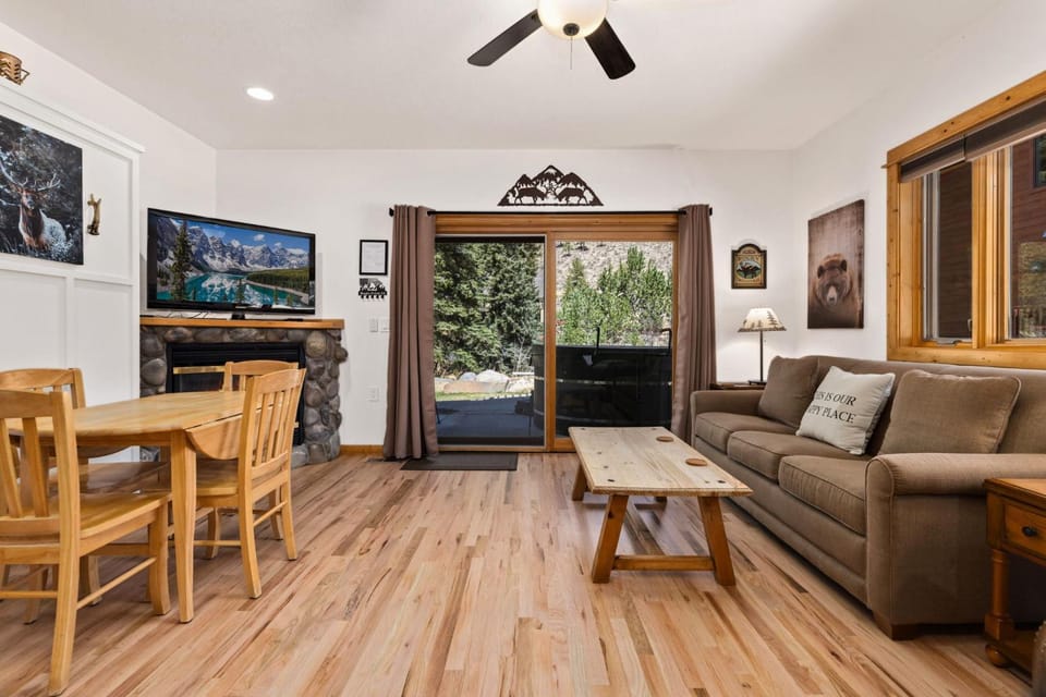 TV and multimedia, Living room, Dining area, fireplace, furniture