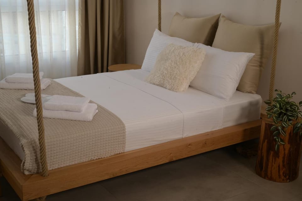 Bed, Bedroom, towels