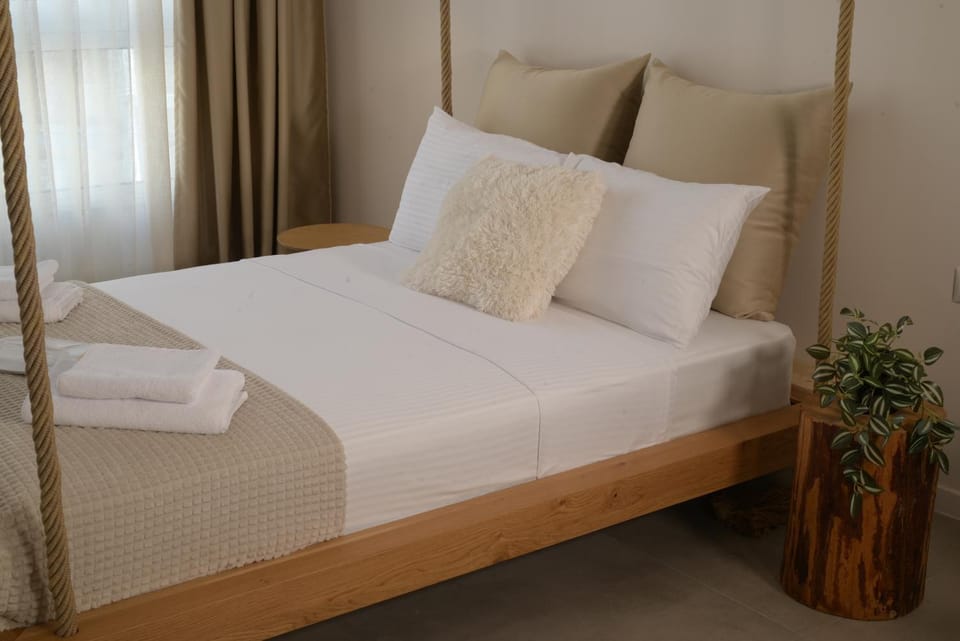 Bed, Bedroom, towels