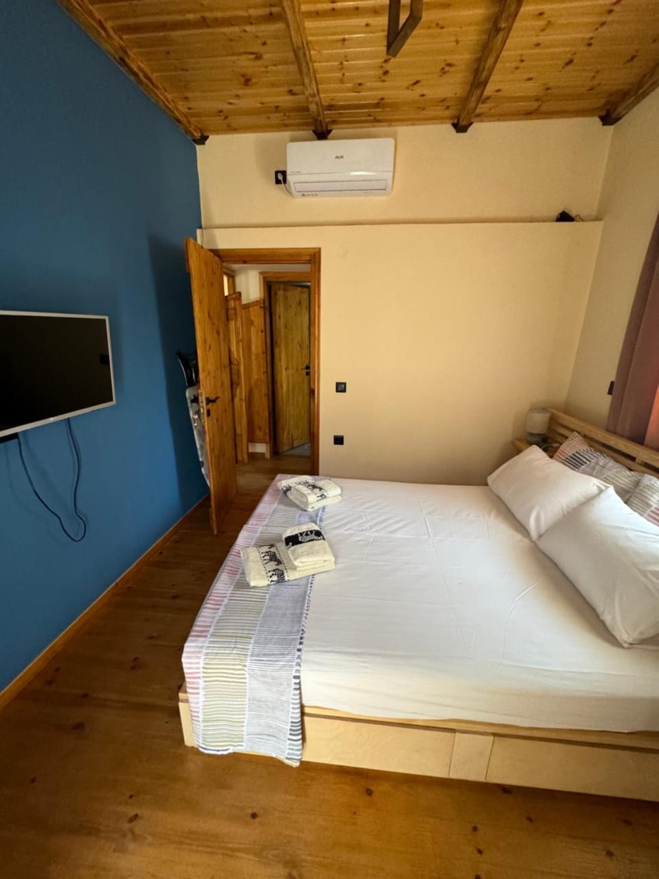 Bed, Bedroom, air conditioner