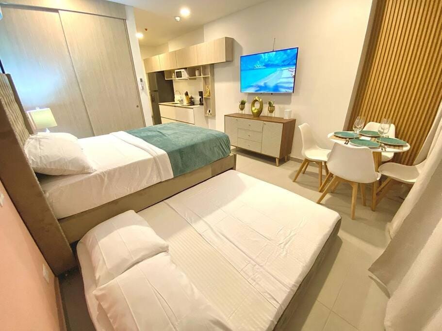 Bed, TV and multimedia, Kitchen or kitchenette, Photo of the whole room, Seating area, wardrobe