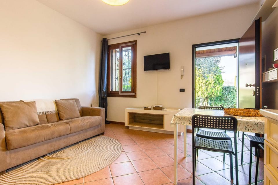 Communal lounge/ TV room, Garden, TV and multimedia, Dining area, Garden view