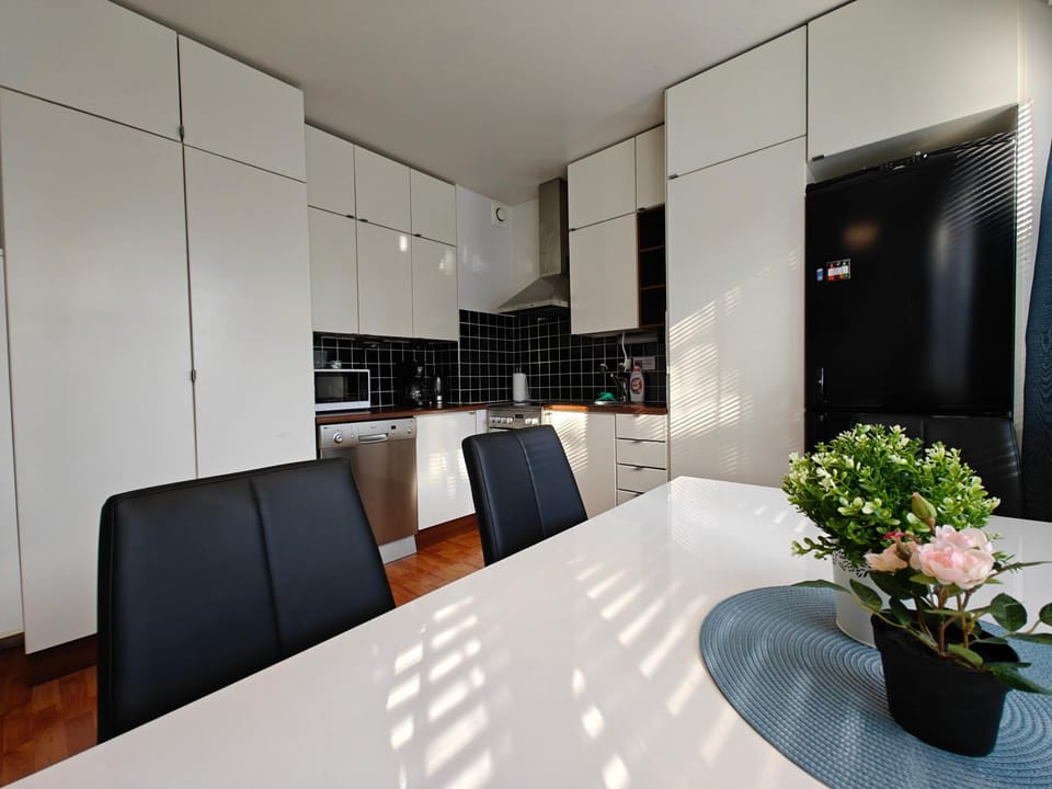 Kitchen or kitchenette, Dining area, minibar, oven, stove