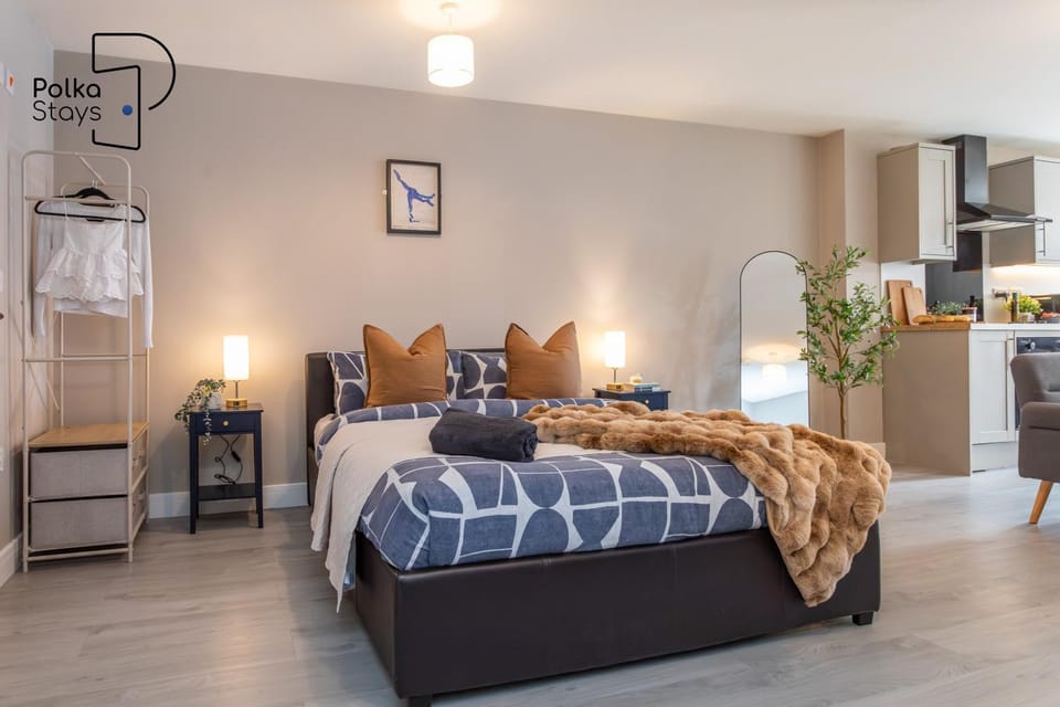 Hanley, Stoke - Modern Spacious Apartments by PolkaStays Apartment in Stoke-on-Trent