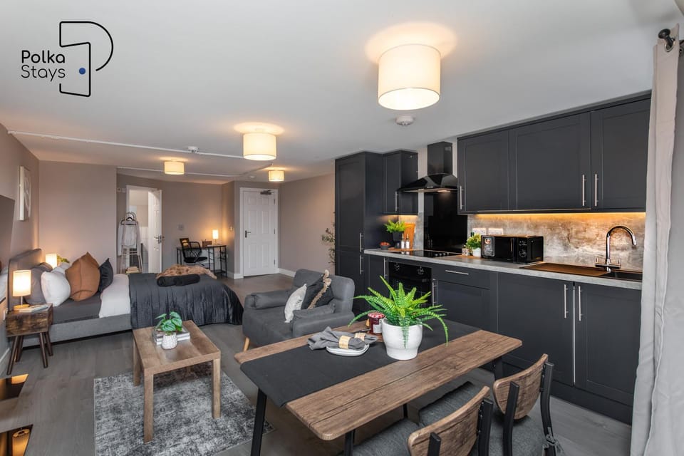 Hanley, Stoke - Modern Spacious Apartments by PolkaStays Apartment in Stoke-on-Trent