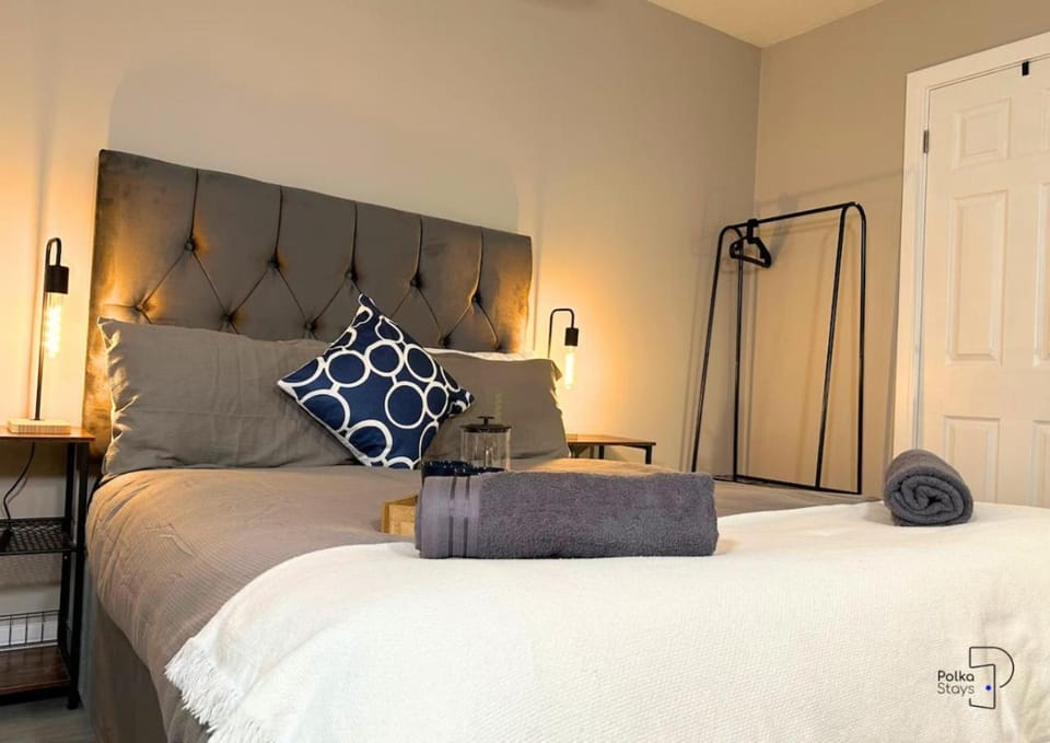 Hanley, Stoke - Modern Spacious Apartments by PolkaStays Apartment in Stoke-on-Trent