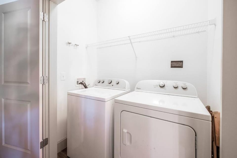 Pink Palace Located in Tampa! Apartment in Brandon