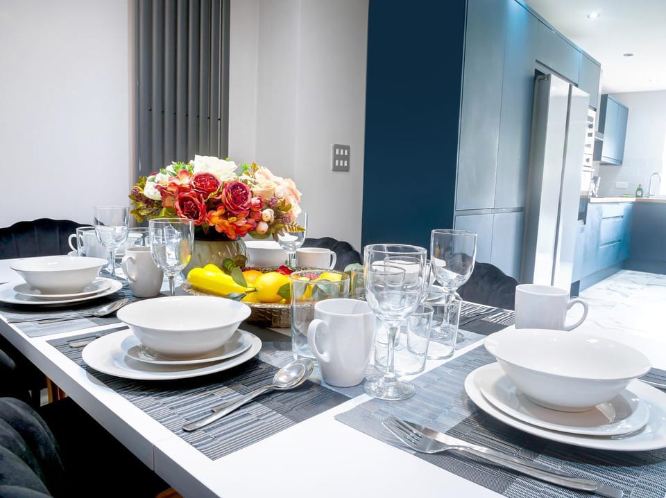 Kitchen or kitchenette, Living room, Food and drinks, Seating area, Dining area, Food, Breakfast