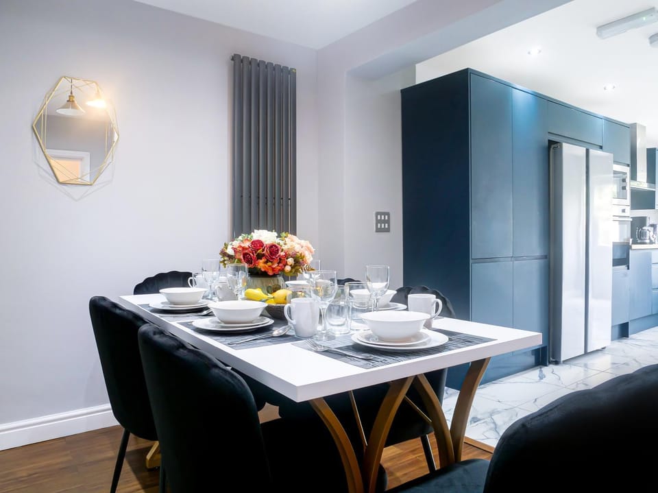 Kitchen or kitchenette, Lounge or bar, Dining area, minibar, oven