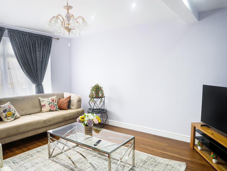 Communal lounge/ TV room, TV and multimedia, Living room, Seating area, Evening entertainment