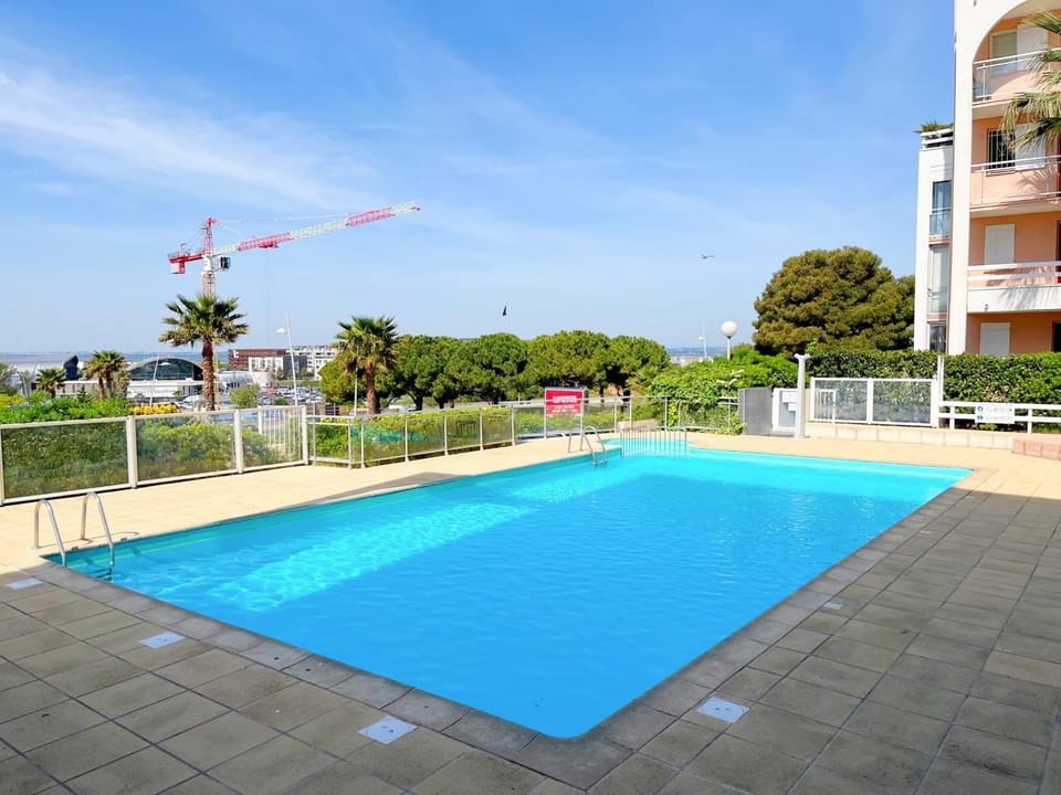 Studio Cabine avec Piscine, Parking Privé et Wifi - Proche Plage et Commerces à Sète - FR-1-338-574 Cabin in Occitanie