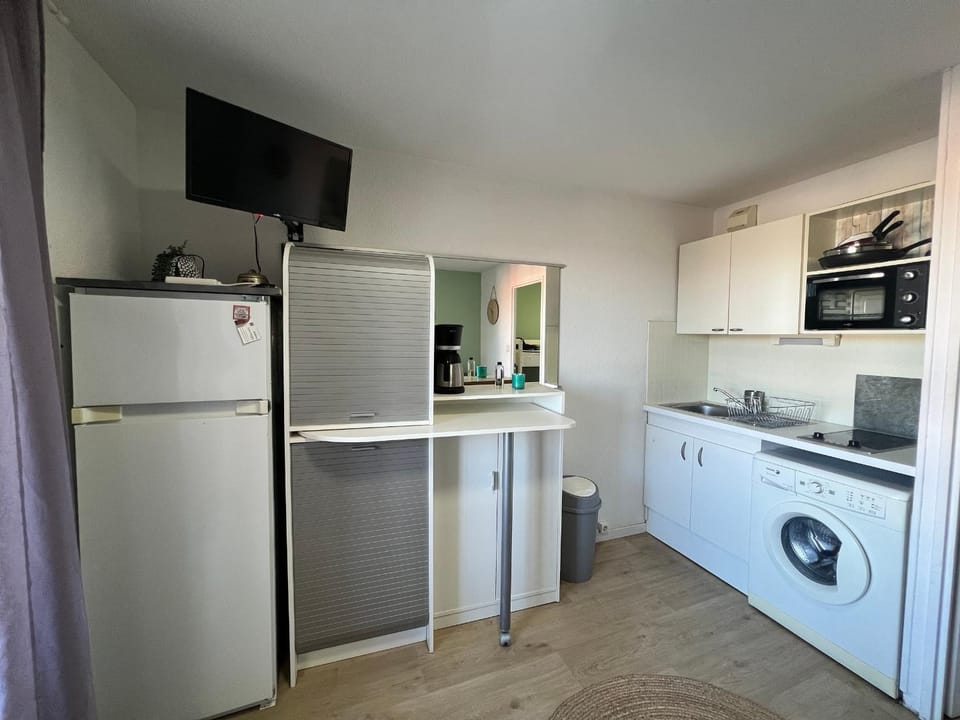 Studio Cabine avec Piscine, Parking Privé et Wifi - Proche Plage et Commerces à Sète - FR-1-338-574 Cabin in Occitanie