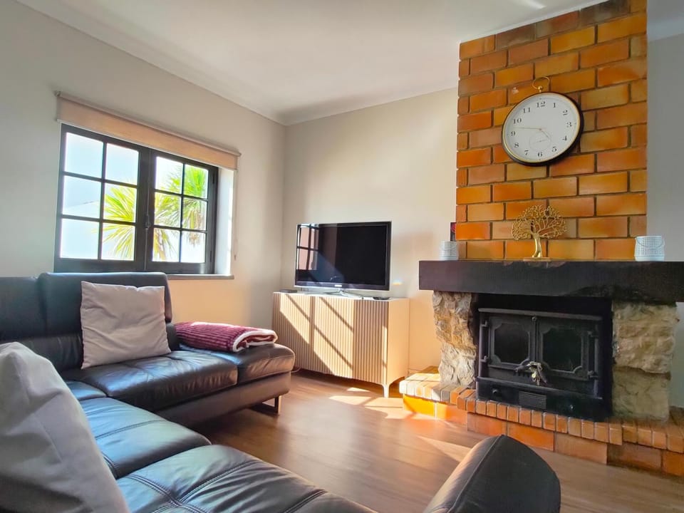Communal lounge/ TV room, TV and multimedia, Living room, Seating area, Evening entertainment