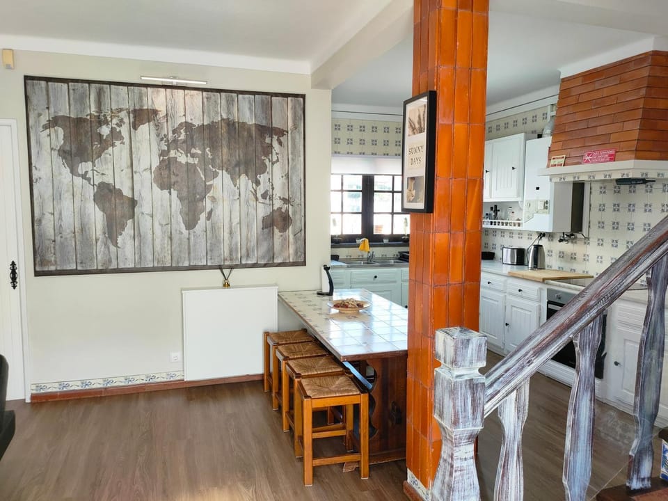 Kitchen or kitchenette, Seating area, Dining area, Communal kitchen, stove