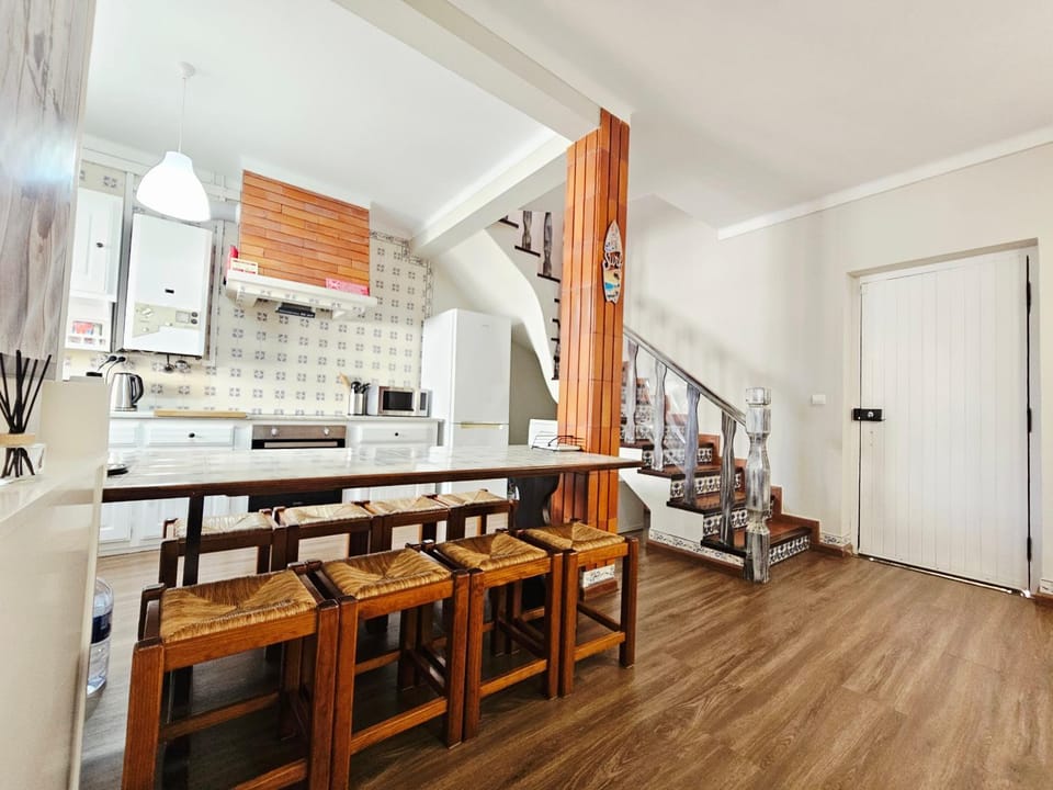 Kitchen or kitchenette, Seating area, Dining area, stove