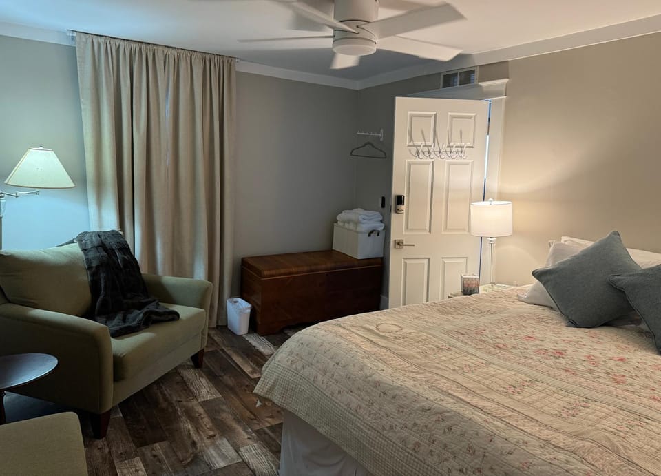 Bed, Seating area, Bedroom