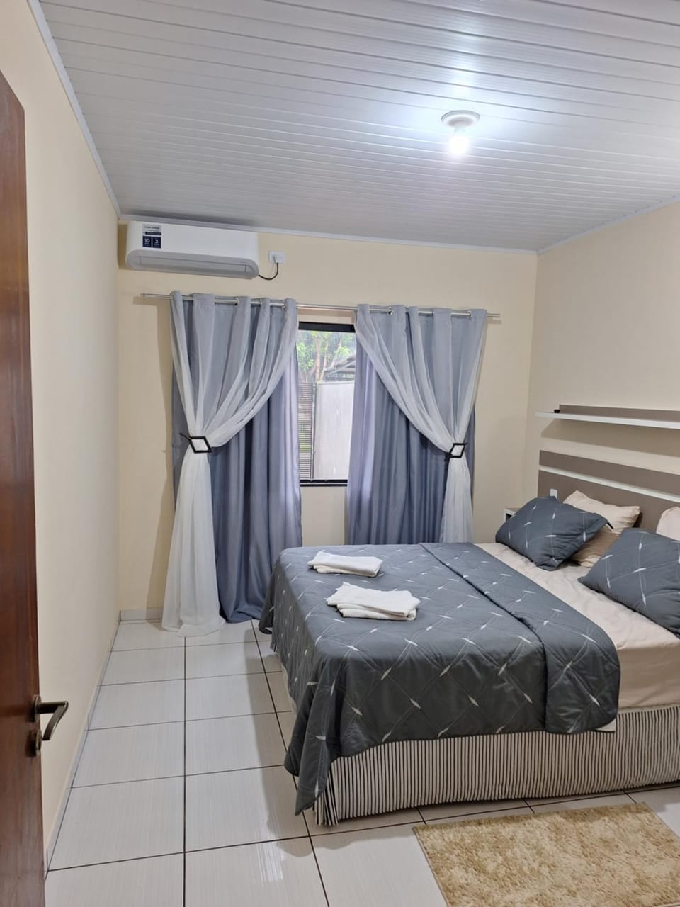 Bed, Bedroom, towels, air conditioner