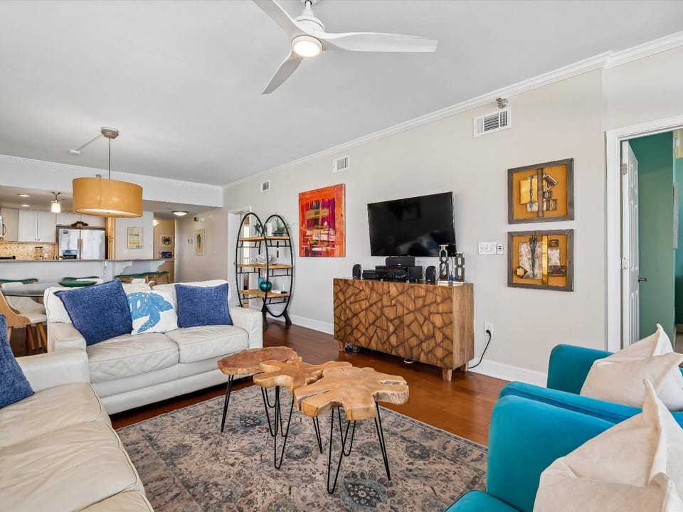 TV and multimedia, Kitchen or kitchenette, Living room, Seating area, furniture, air conditioner