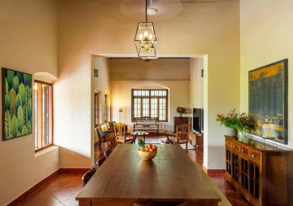 TV and multimedia, Living room, Seating area, Dining area