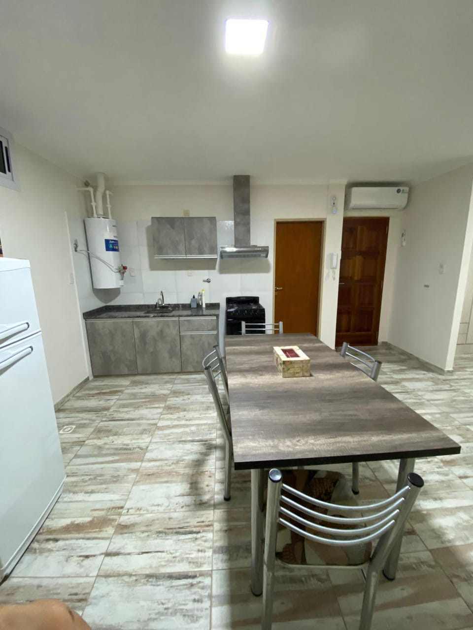 Kitchen or kitchenette, Dining area, oven