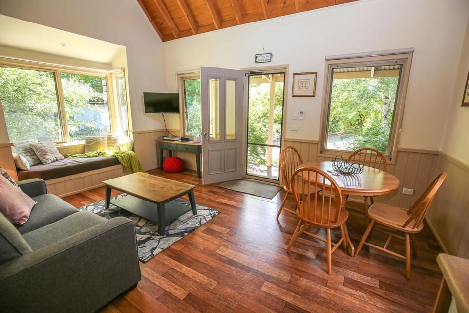 TV and multimedia, Living room, Seating area, Dining area