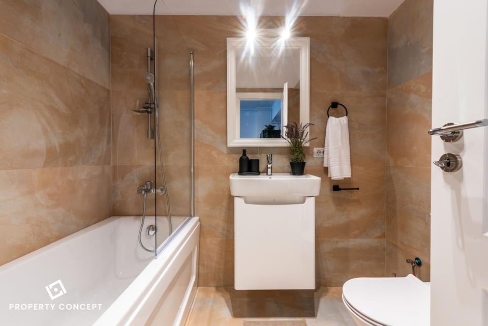 Toilet, Hot Tub, Bathroom, Bath, towels
