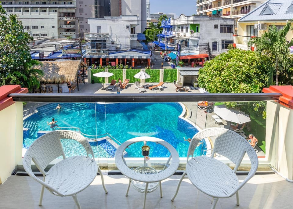 Balcony/Terrace, Pool view, sunbed