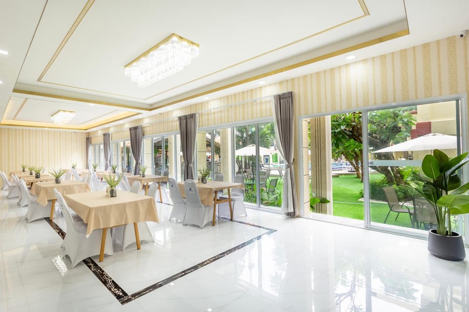 Restaurant/places to eat, Business facilities