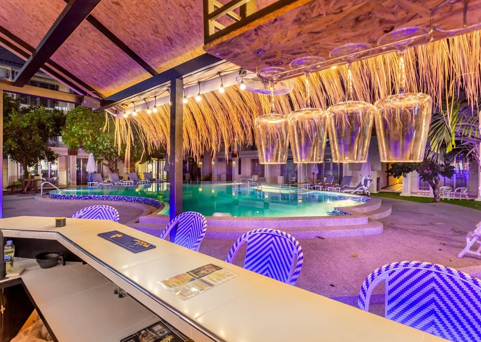 Restaurant/places to eat, Lounge or bar