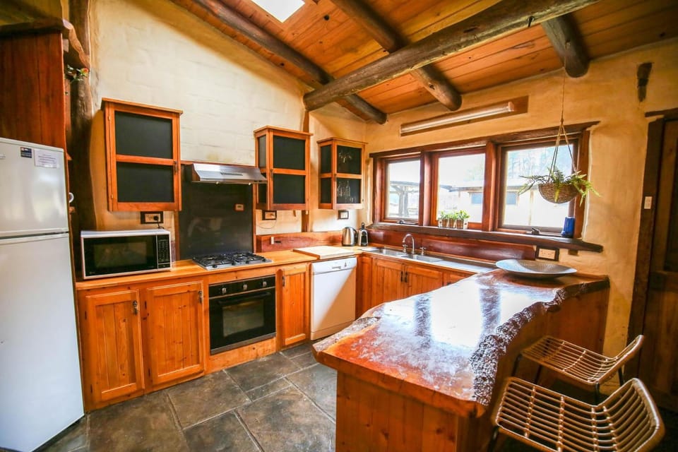 Coffee/tea facilities, Kitchen or kitchenette, Dining area, dishwasher, microwave, oven, stove
