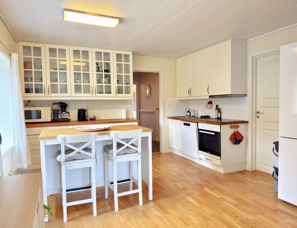 Coffee/tea facilities, dishwasher, microwave, oven, stove, kitchen