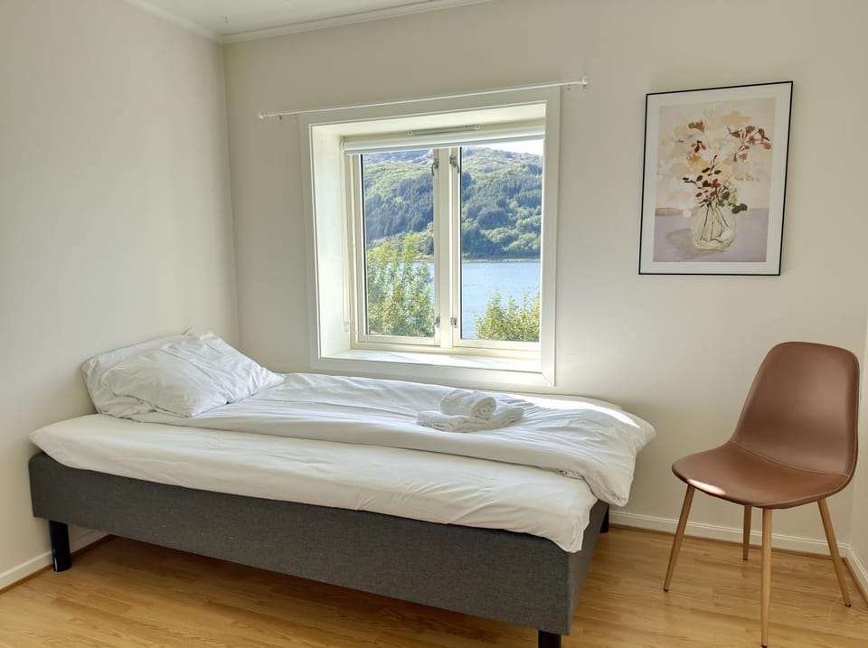 Bed, Day, Bedroom, Mountain view, Sea view, towels