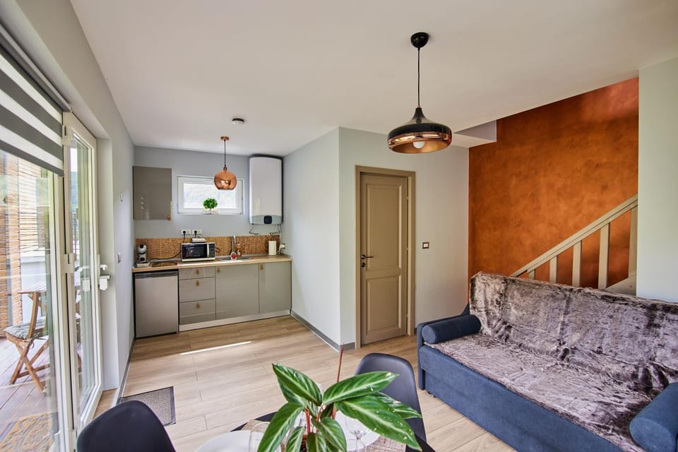 Kitchen or kitchenette, Seating area