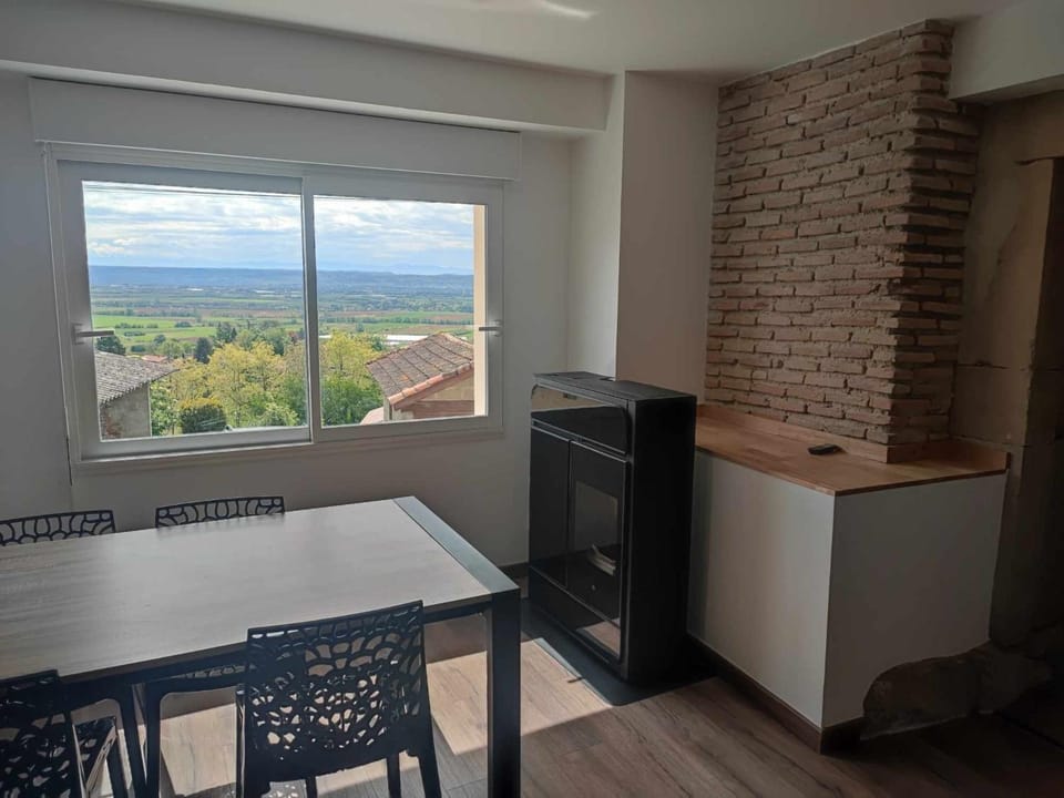Maison au calme pour 8 personnes à 2 pas du château d Anjou House in Auvergne-Rhône-Alpes
