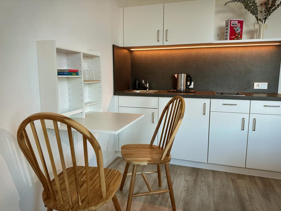 Kitchen or kitchenette, Dining area