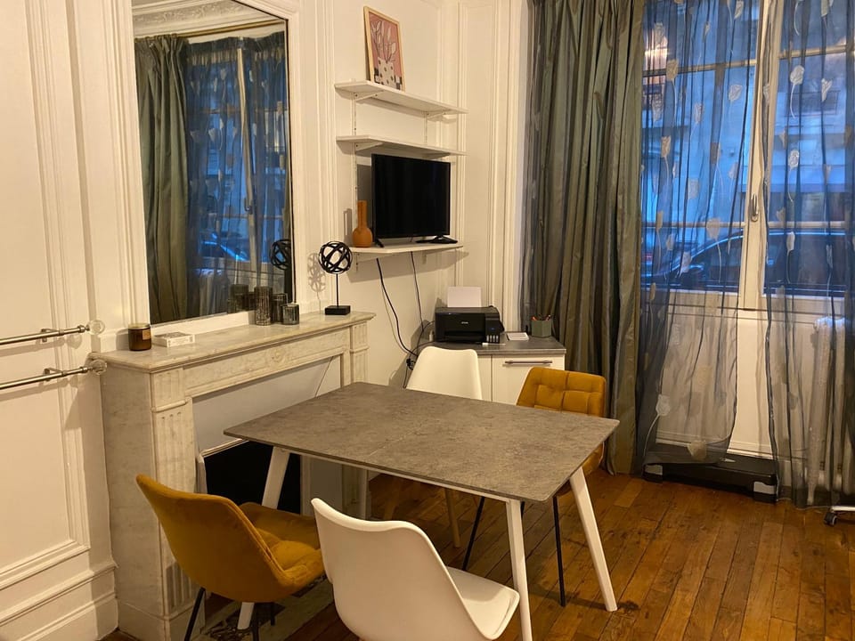 TV and multimedia, Seating area, Dining area