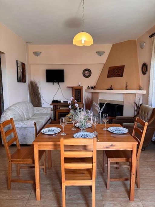 TV and multimedia, Living room, Seating area, Dining area, Evening entertainment