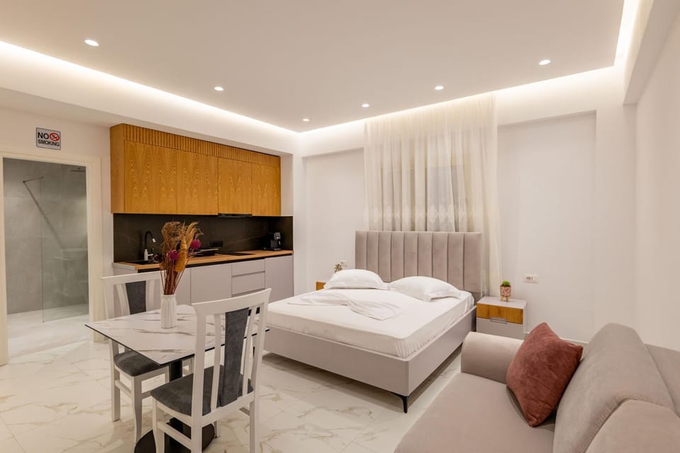 Bed, TV and multimedia, Kitchen or kitchenette, Photo of the whole room, Seating area