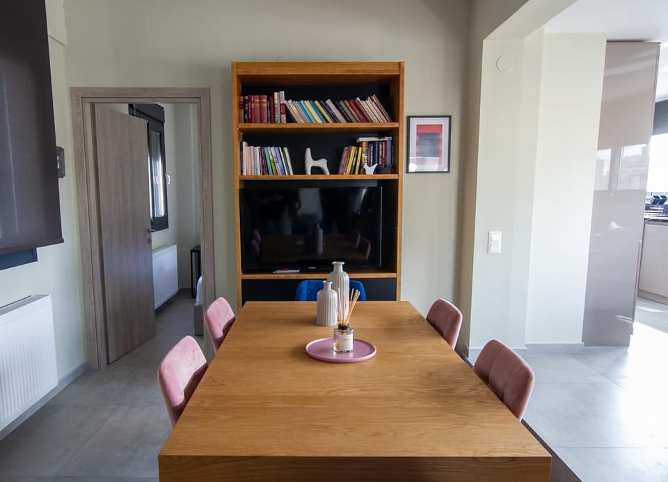Library, TV and multimedia, Living room, Seating area, Dining area