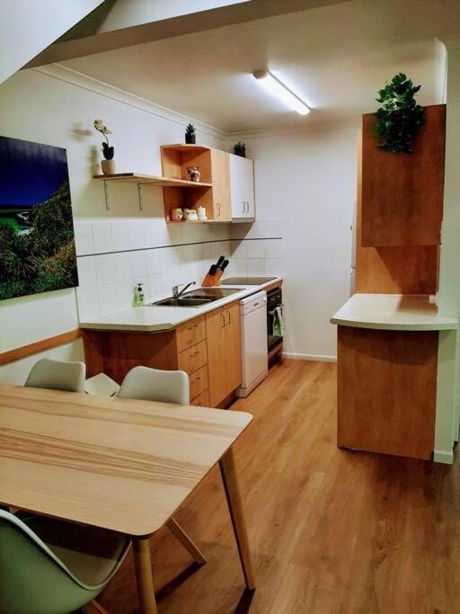 Coffee/tea facilities, Kitchen or kitchenette, Dining area, dishwasher, microwave, stove
