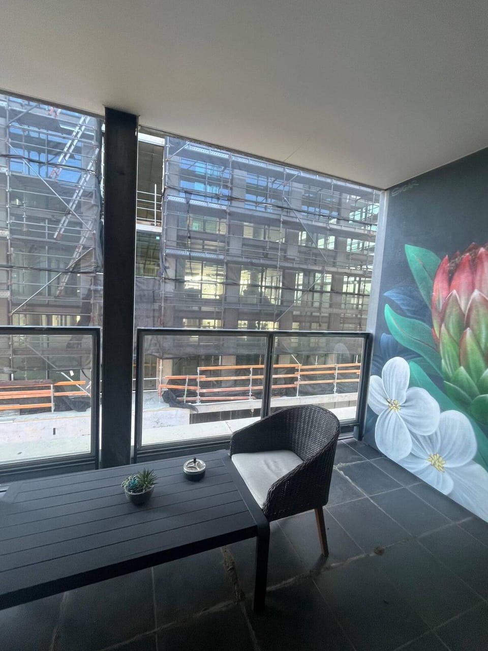 Modern 1-Bed with Close to Shops Apartment in Melbourne