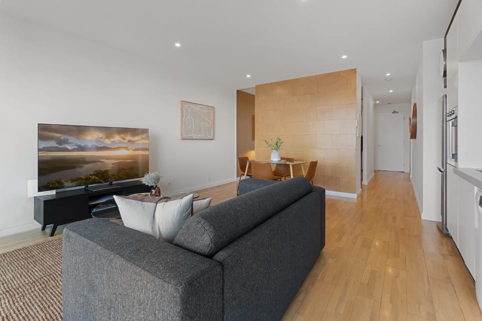 Modern 1-Bed with Close to Shops Apartment in Melbourne