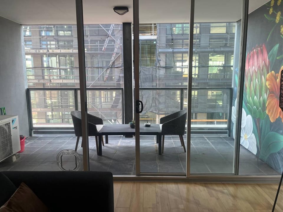 Modern 1-Bed with Close to Shops Apartment in Melbourne
