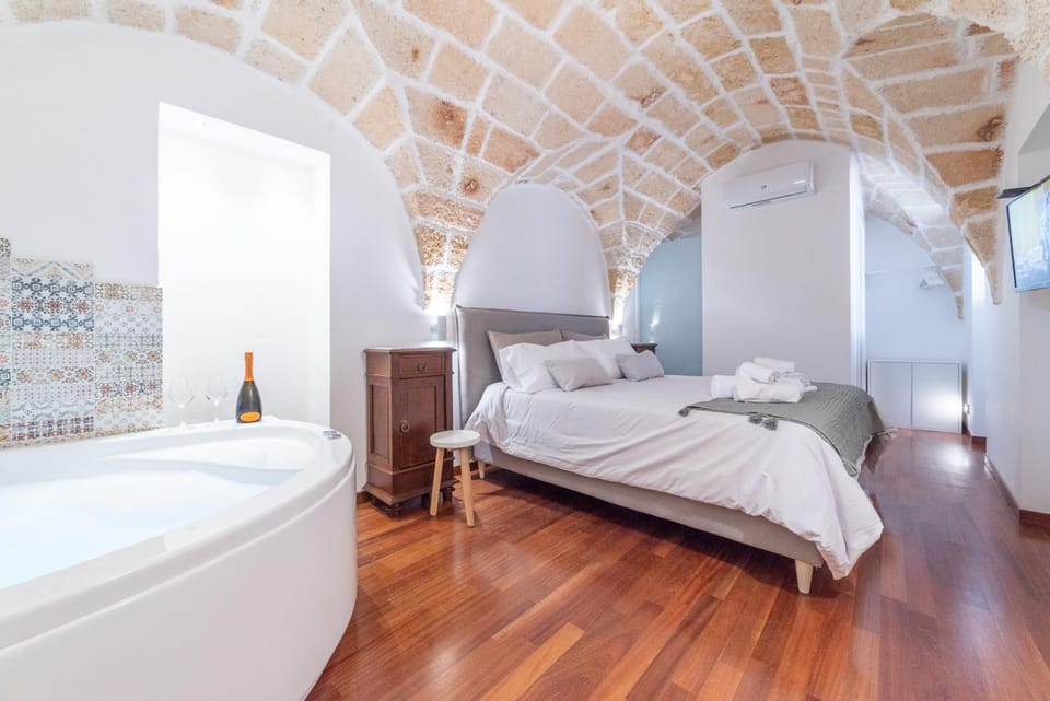 Bed, Photo of the whole room, Bedroom, Bath, towels