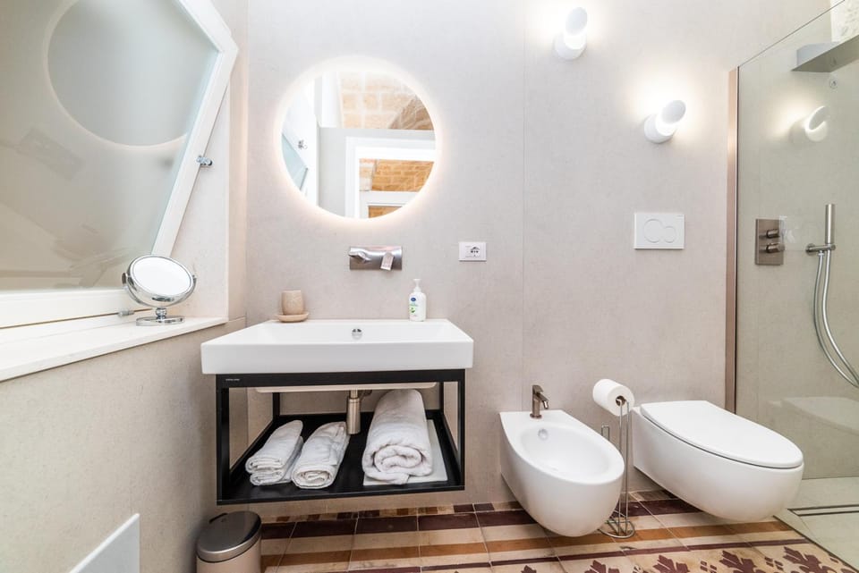 Shower, Toilet, Bathroom, bidet, towels