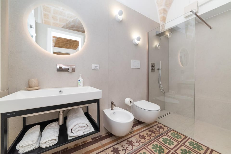 Shower, Toilet, Bathroom, bidet, towels